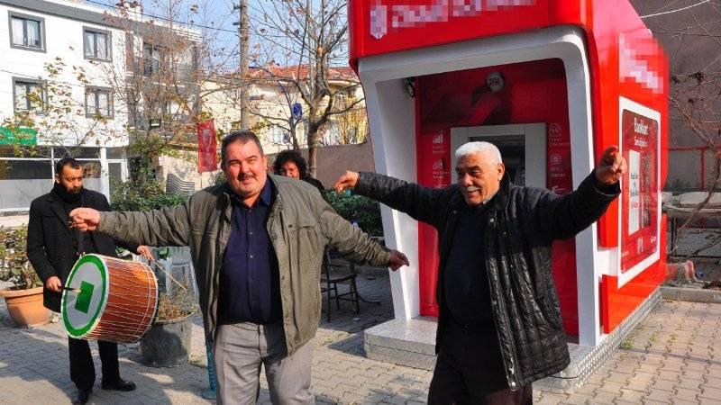 Mahalleye kurulan ATM'yi davul zurnayla karşıladılar