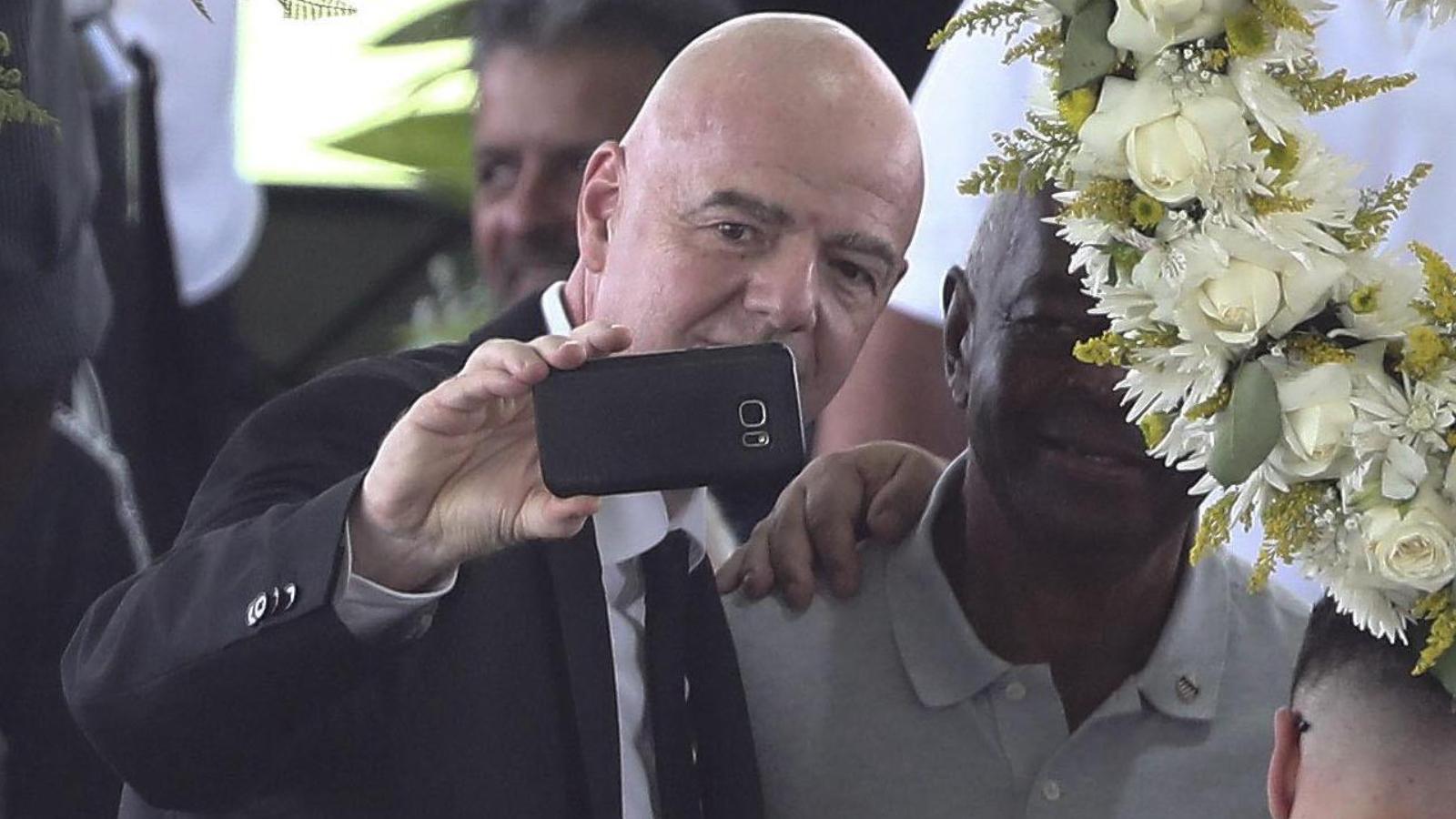 Pelé’nin açık tabutu başında selfie çeken FIFA Başkanı'na tepki 