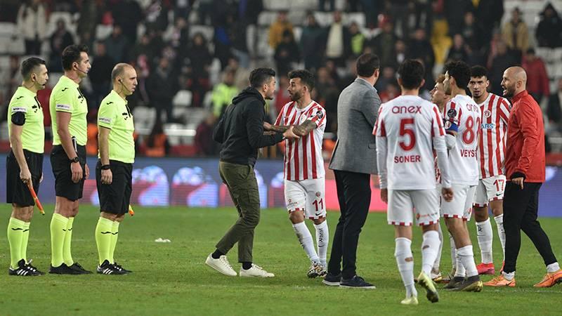 Antalyaspor'dan paylaşım: Adaletin olduğu "paralel evrende" maç sonucu; takımımız Fenerbahçe ile 2-2 berabere kaldı