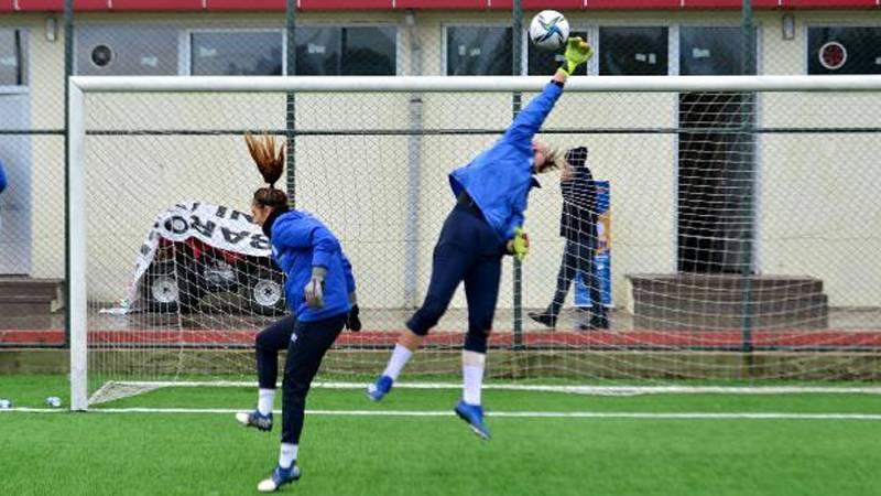 Fenerbahçe maçına hazırlanan futbolcuların malzemelerini çaldılar