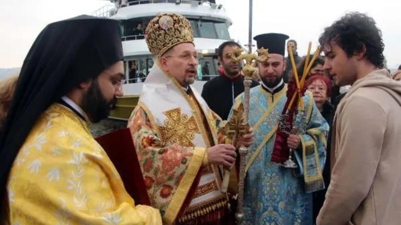 Ortaköy'deki haç çıkarma töreninde denize atladı, başından yaralandı