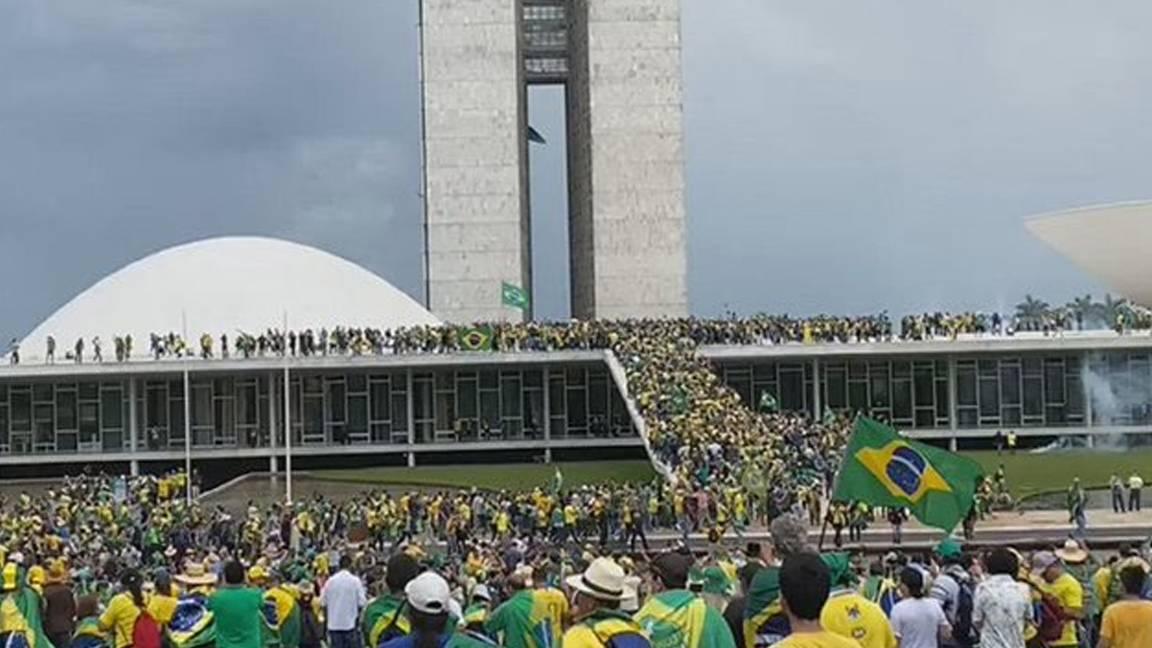 Brezilya'da yüzlerce Bolsonaro destekçisi Ulusal Kongre'yi bastı