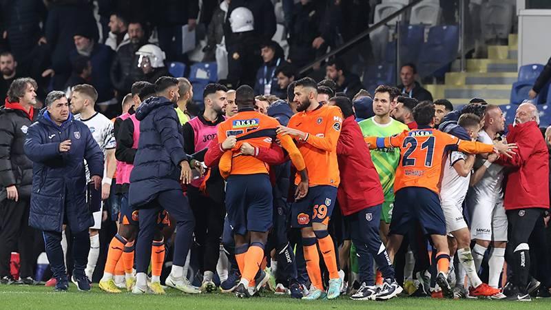 Başakşehir-Adana Demirspor maçı bitti, ortalık karıştı