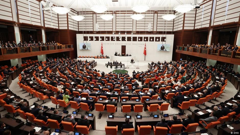 AKP'den Anayasa için "müzakereye açığız" mesajı