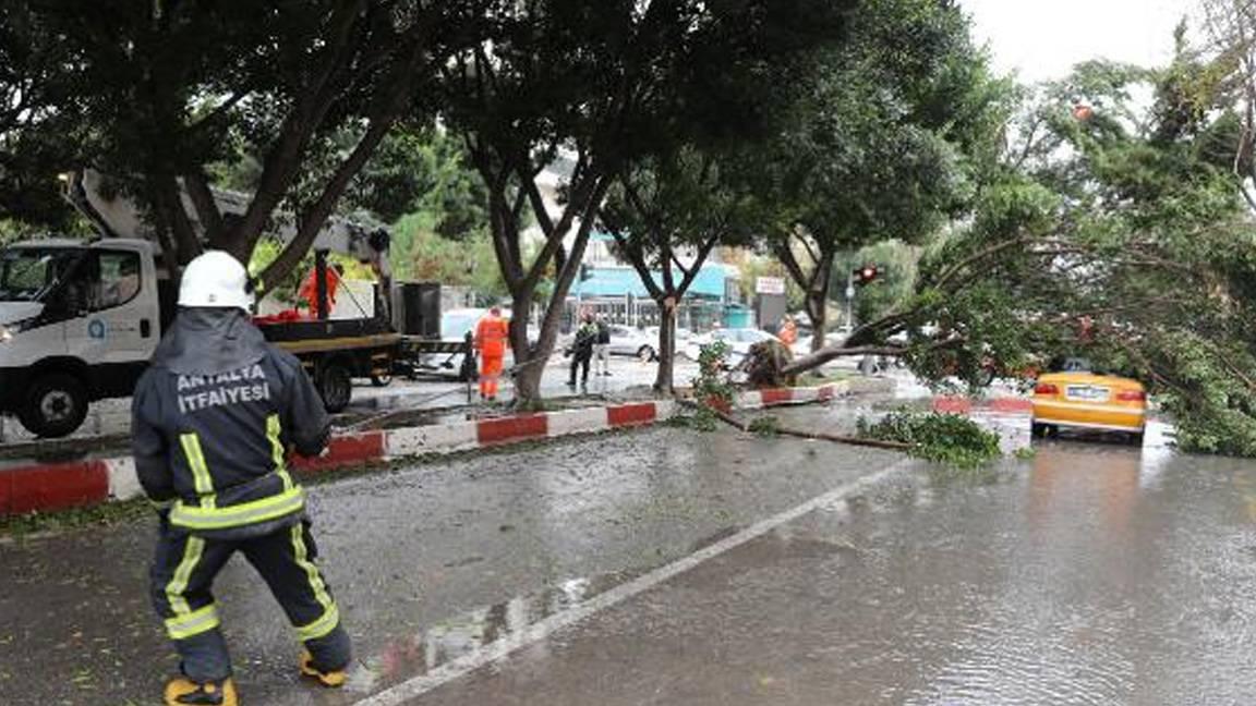 AFAD'dan Akdeniz ve Ege Bölgesi'nde etkili olan fırtına ve kuvvetli yağışla ilgili açıklama