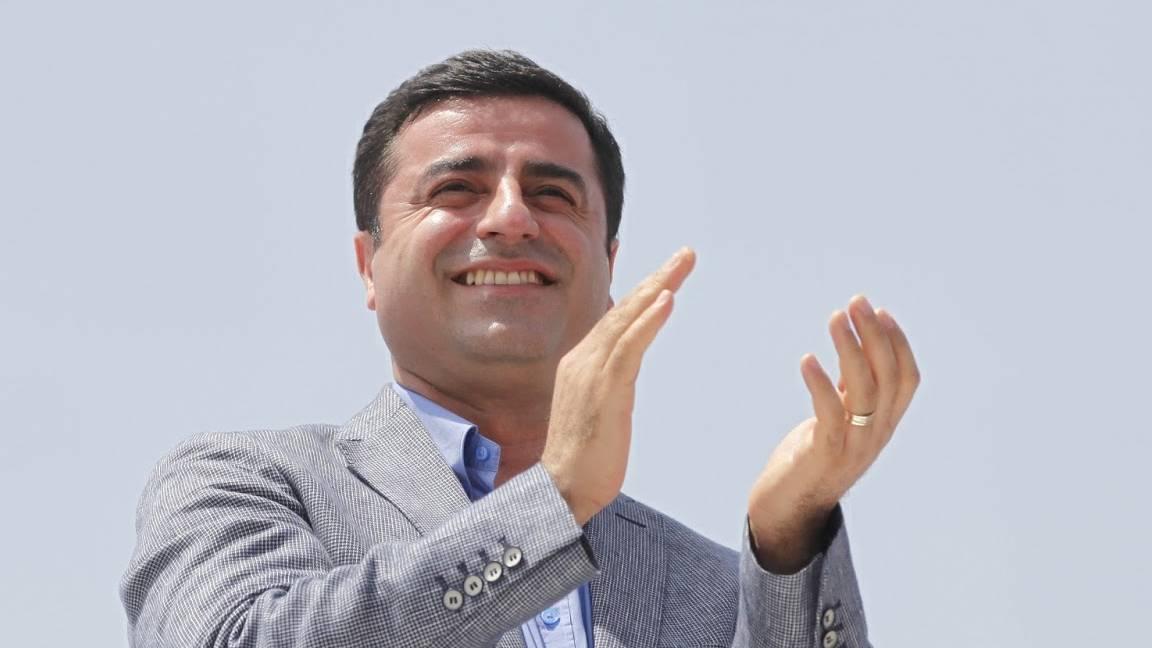 Demirtaş gençlere seslendi: Ülke çok kastı be genç arkadaşım,  bi’ açıp kapayın diyorum