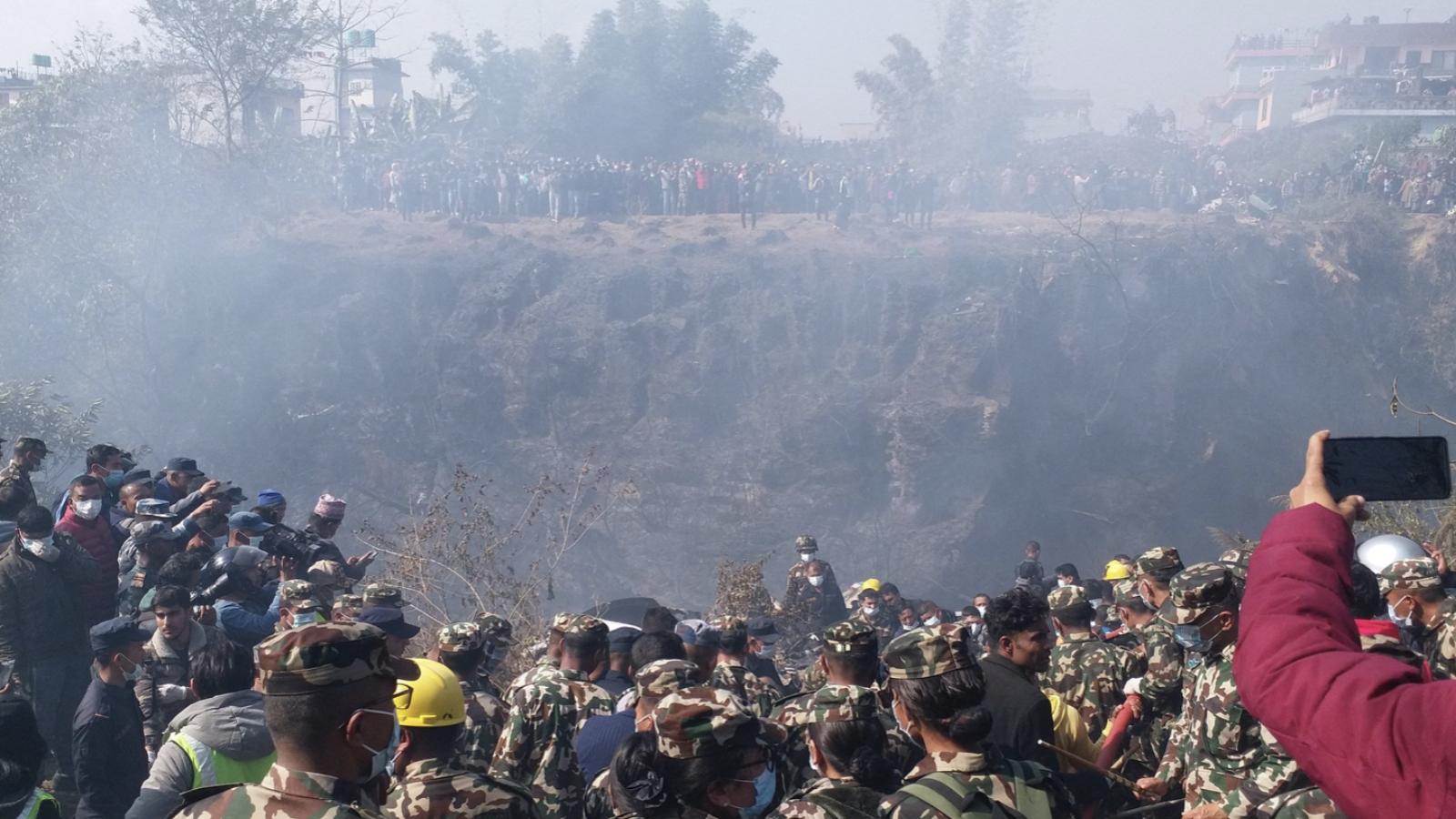 Nepal'de düşen yolcu uçağında hayatını kaybedenlerin sayısı 70'e yükseldi