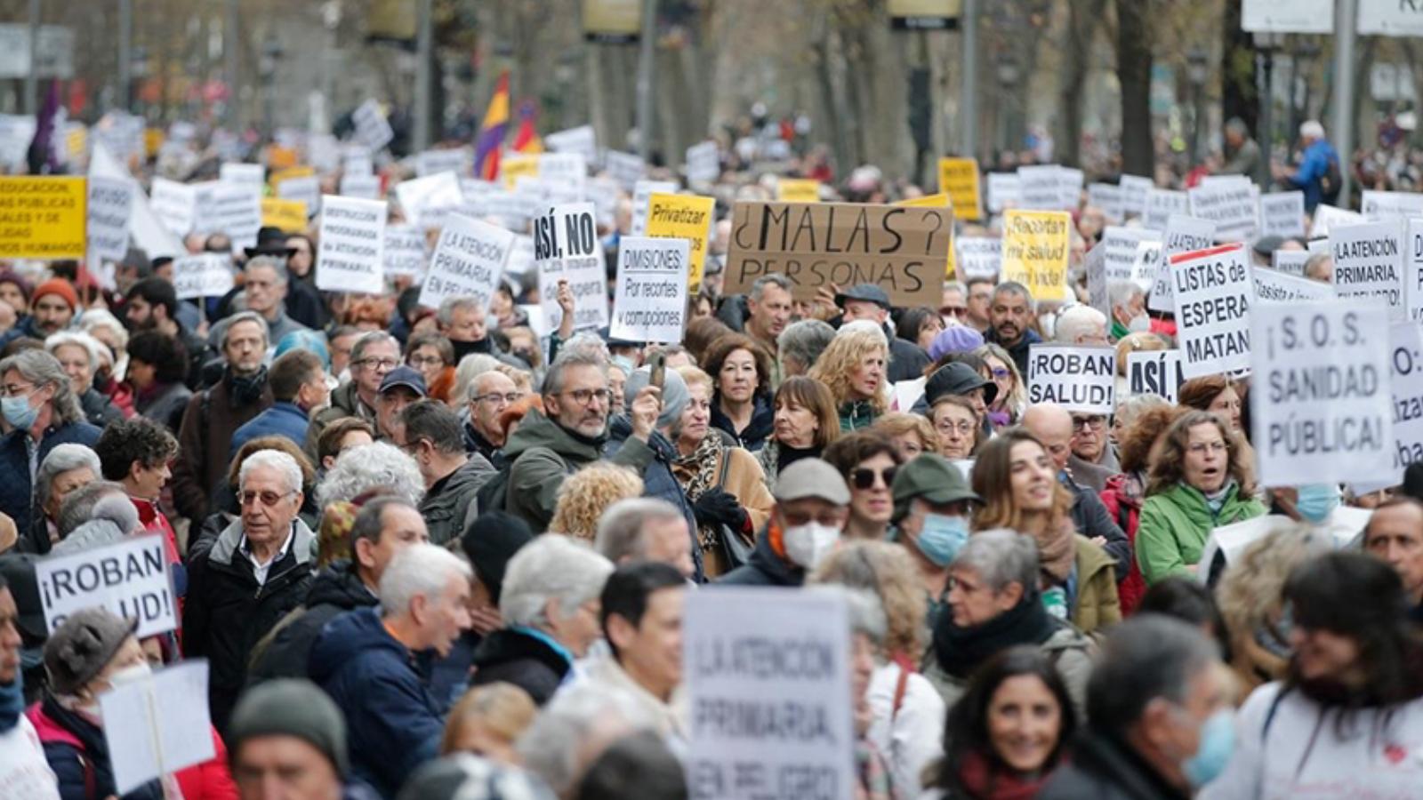 Madrid'de sağlık çalışanları, kamu sağlık hizmetlerini savunmak için gösteri yaptı