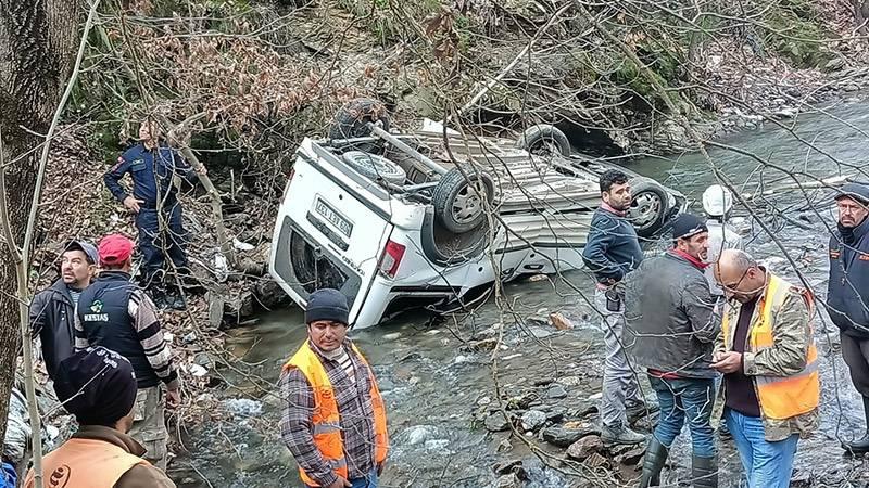 Kayıp olarak aranan iki kişi çaya yuvarlanan araçta ölü bulundu