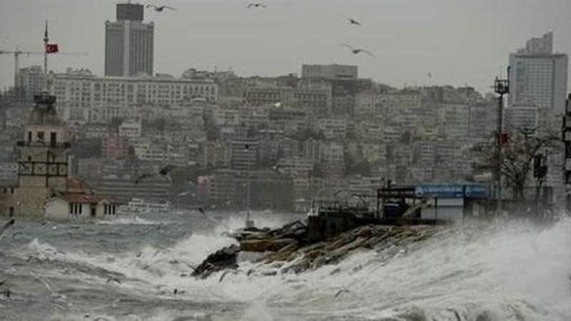 İstanbul'da lodos nedeniyle vapur seferleri iptal edildi.