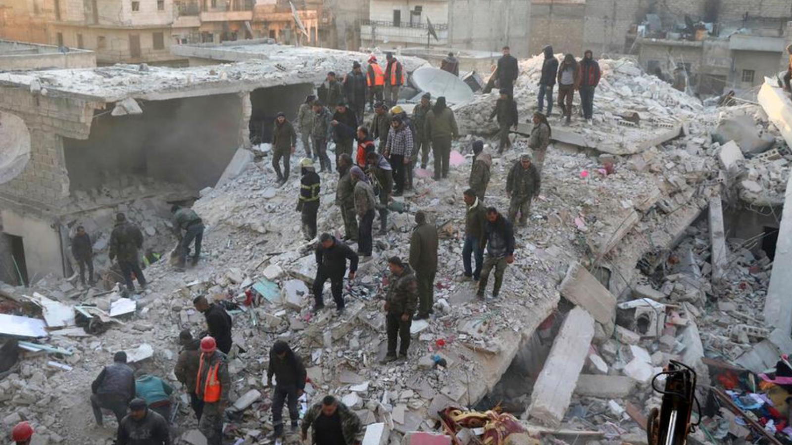 Halep'te beş katlı bina yıkıldı: 1'i çocuk 12 kişi yaşamını yitirdi