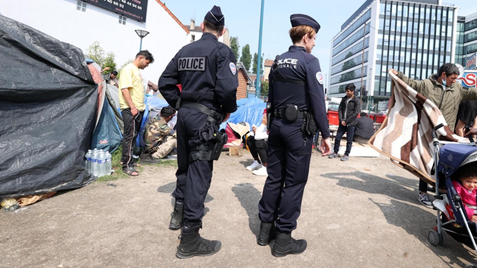 Fransa'da elinde oyuncak tabanca bulunan evsizi öldürmekle suçlanan iki polis, gözaltına alındı