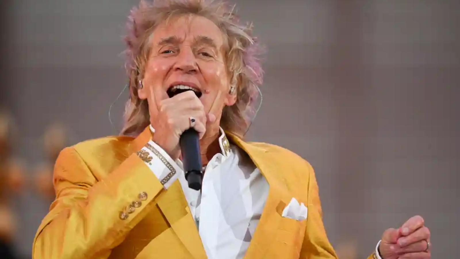 Britanya'da sağlık sisteminde kriz sürerken rock yıldızı Rod Stewart, insanların hastane taramalarını ödemeyi teklif etti