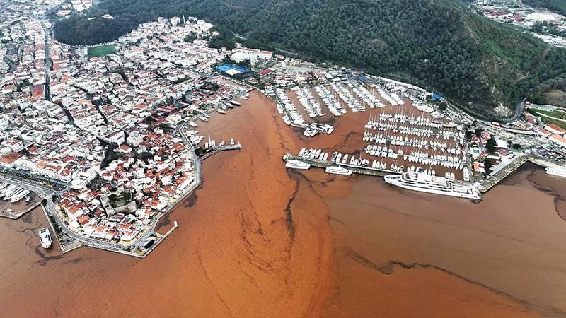 Muğla'ya yağan yağmur, Marmaris'te denizin rengini değiştirdi