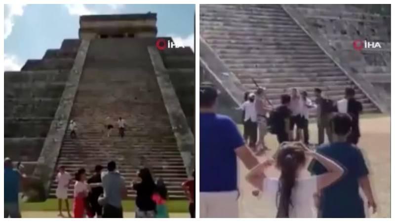 Koruma altındaki piramide tırmanan turist, sopalı saldırıya uğradı