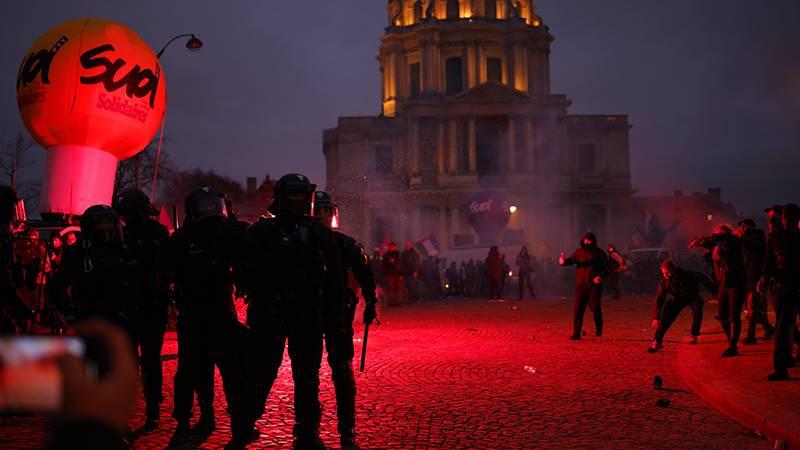 Fransa’da emeklilik reformu protestosuna gazlı müdahale: 30 gözaltı