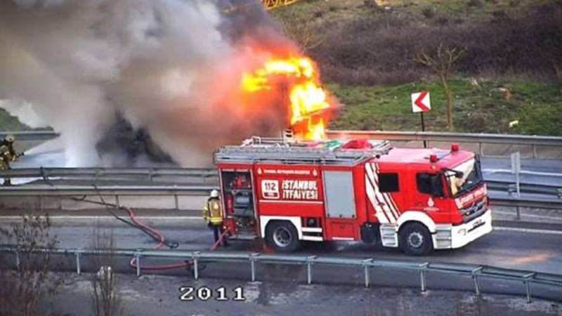 Pendik'te seyir halindeki servis otobüsü alev aldı 