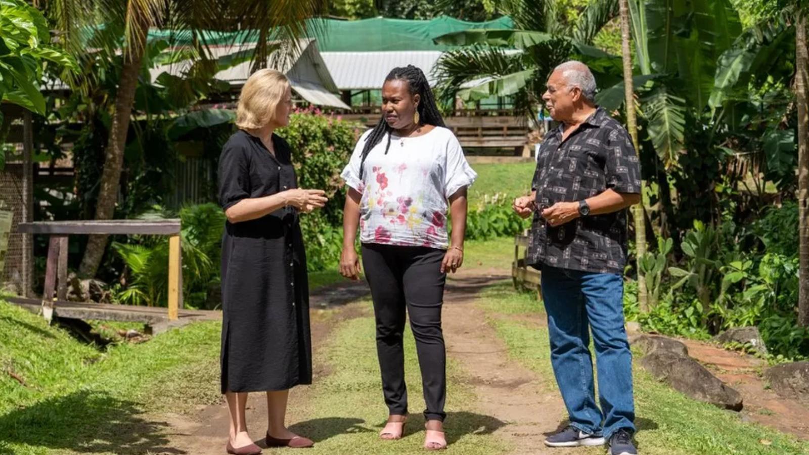 Laura Trevelyan, Grenada'da eskiden kölelerin çalıştırıldığı bir tarlayı ziyaret ederken