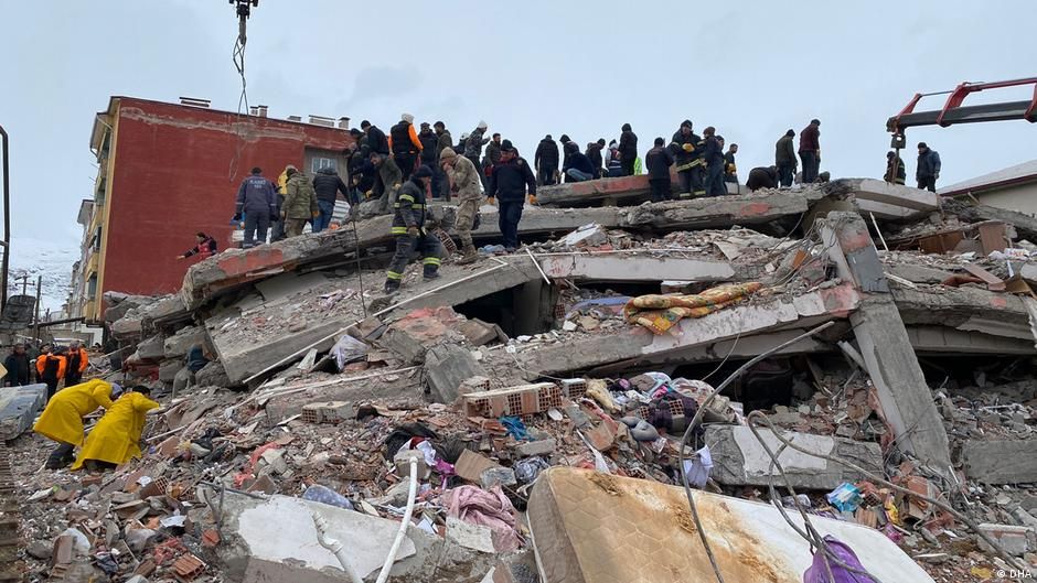 Türkiye'ye deprem sonrası hangi ülkeler yardım gönderiyor?