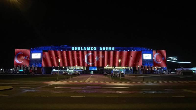 Gent'in stadı Ghelamco Arena, Türk bayrağıyla aydınlatıldı