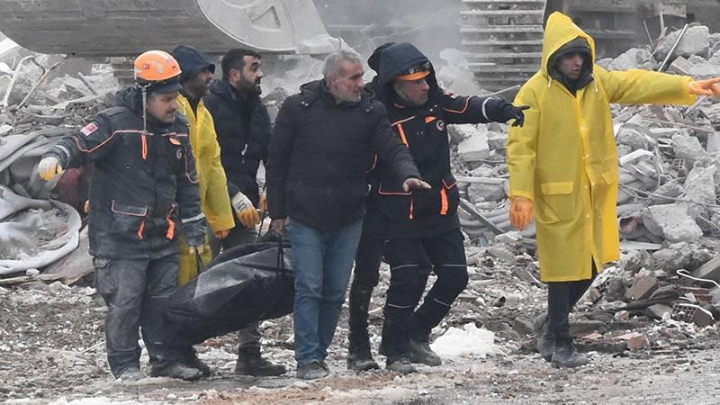 Malatya'da voleybolcuların kaldığı otelin enkazında 1 kişinin cansız bedenine ulaşıldı