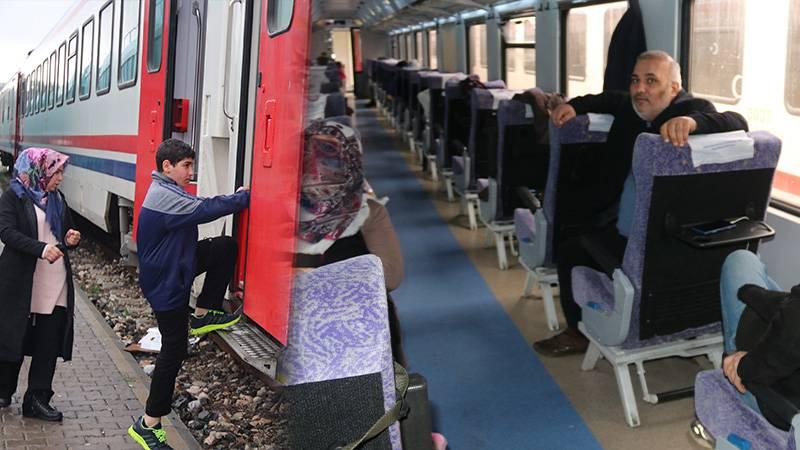 Diyarbakır ve Elazığ'daki depremzedeler tren vagonlarına alındı