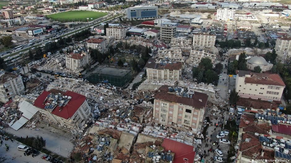 +++ Canlı Anlatım: Depremlerdeki can kaybı 5 bin 894'e yükseldi