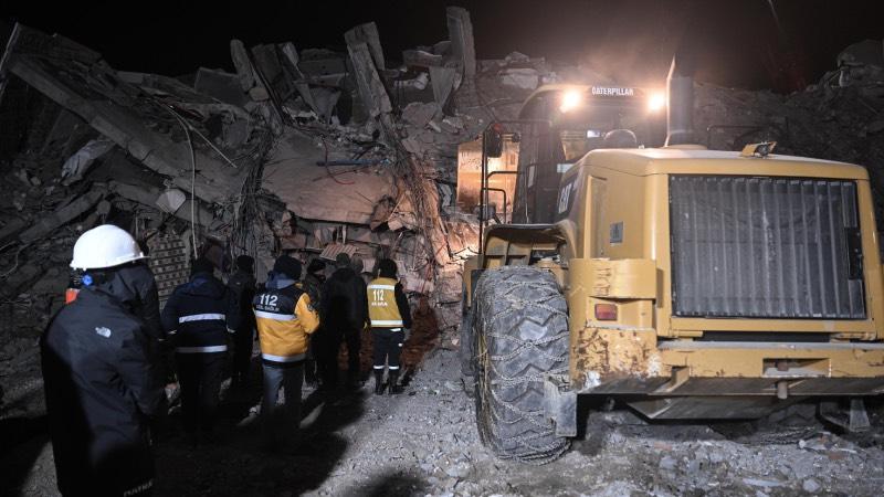 KKTC'den gelen öğrencilerin konakladığı Adıyaman'daki otel enkazında çalışmalar sürüyor