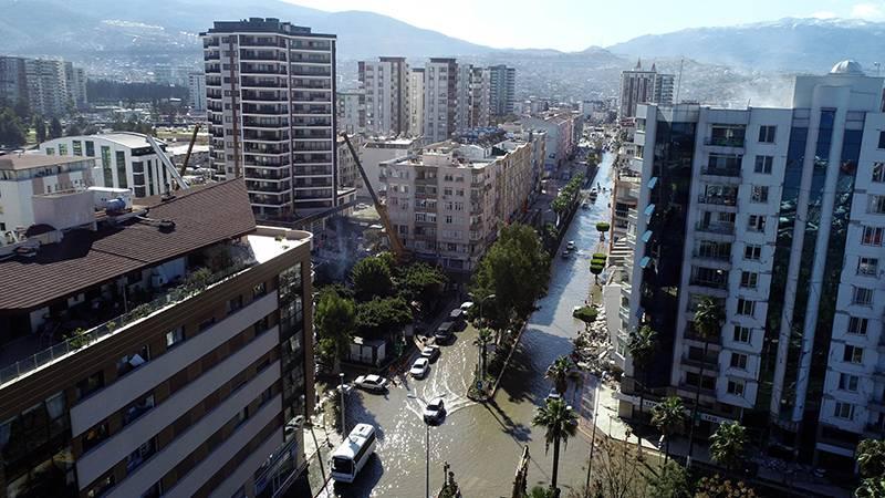 Deprem sonrası deniz seviyesi yükselen İskenderun'da binalar, iş yerleri boşaltıldı