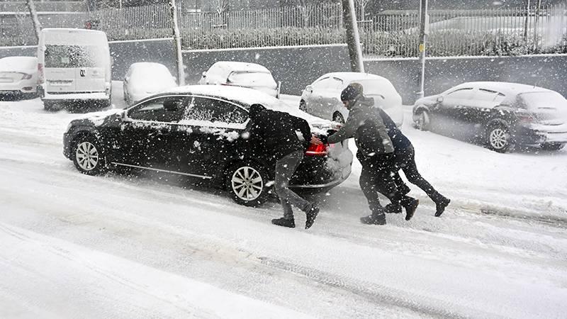 İstanbul'da kar yağışı yarın öğlene kadar aralıklarla sürecek