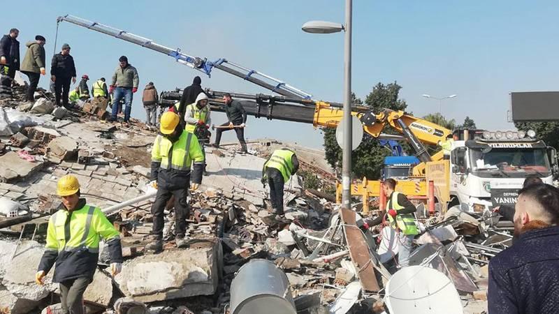 Türkiye'nin Avrupa'daki büyükelçiliklerinde depremlerde yaşamını yitirenlerin anısına taziye defteri açıldı.