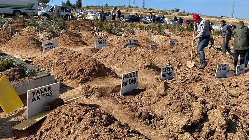 Hatay’da depremde hayatını kaybeden vatandaşlar için toplu mezarlar kazılıyor: “Cenazelerimizi bile doğru düzgün gömemiyoruz"