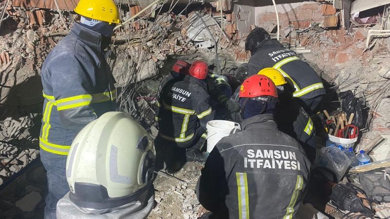 Kahramanmaraş'ta 70 saat sonra enkazdan baba ve iki oğlu kurtarıldı