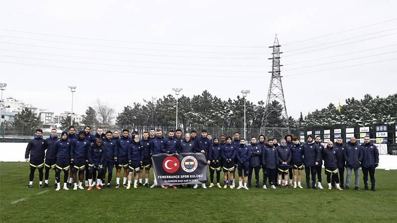 Fenerbahçe antrenmanında depremzedeler destek pankartı