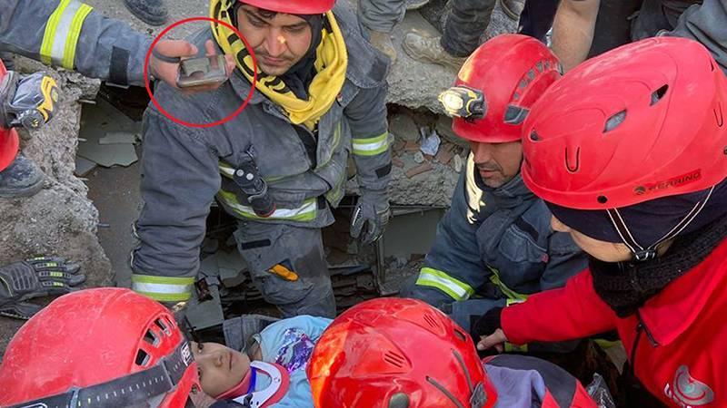 İki kardeş, enkazdan 100 saat sonra çıkarıldı; ekiplere Zeynep Bastık'ın şarkısını çaldırdı