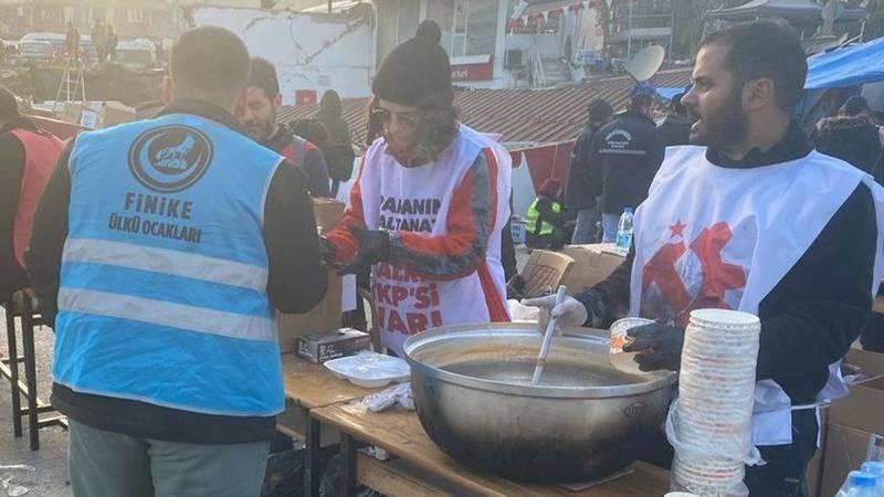 Finike Ülkü Ocakları üyesinin TKP'nin kriz masasından yemek aldığı fotoğraf sosyal medyada gündem oldu