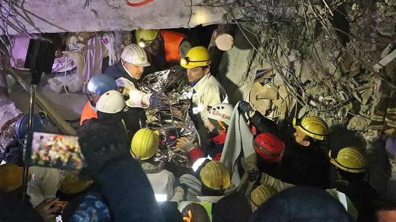 Adıyaman'da bir kadın 8 katlı binanın 2. katından 117 saat sonra kurtarıldı