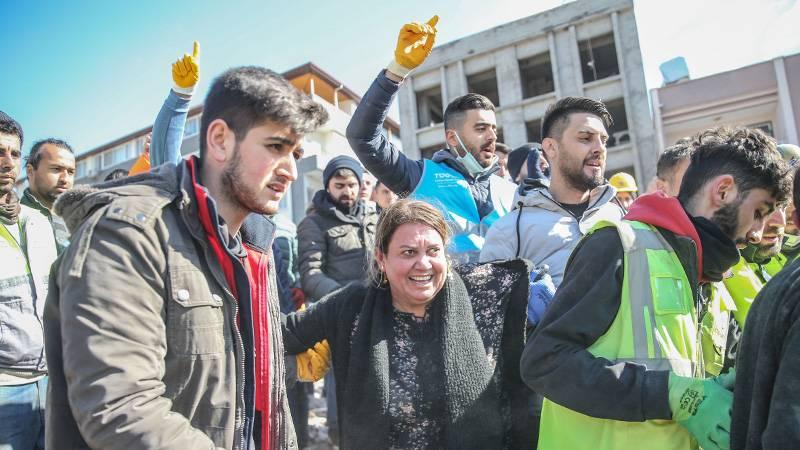 Enkaz alanında duyulan 'tekbir' seslerine ilahiyatçı Nazif Ay'dan açıklama: Bu başlı başına cinayet