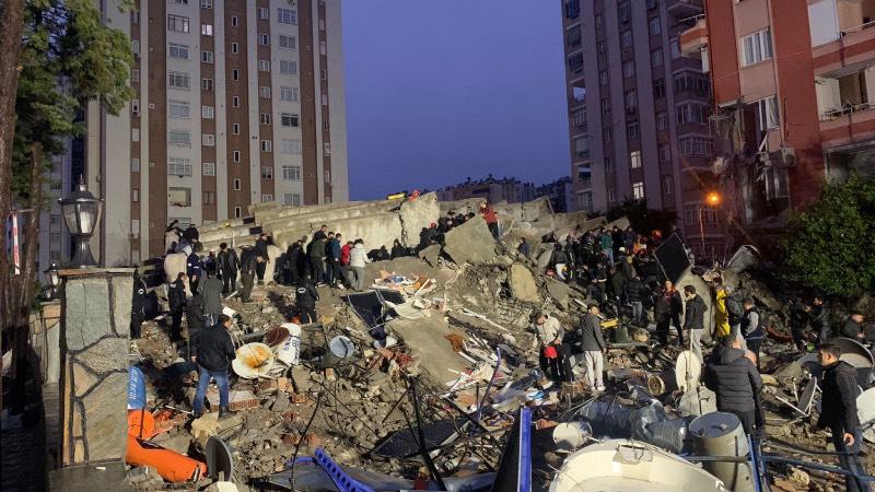 Depremde bir bloğu yıkılan apartmanda oturanlar: Önce çığlık geldi, bina yıkılınca kesildi