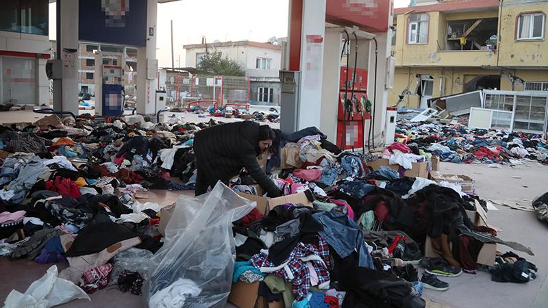 Deprem bölgesine gönderiler yardımlar yollara saçıldı