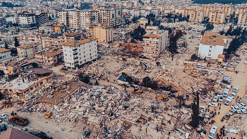 Eski Adalet Bakanı Sadullah Ergin'in kız kardeşi ve eniştesi de depremde hayatını kaybetti