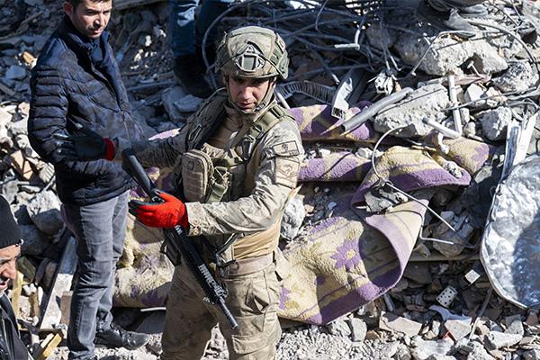 Adıyaman'da arama kurtarma faaliyetleri devam ediyor