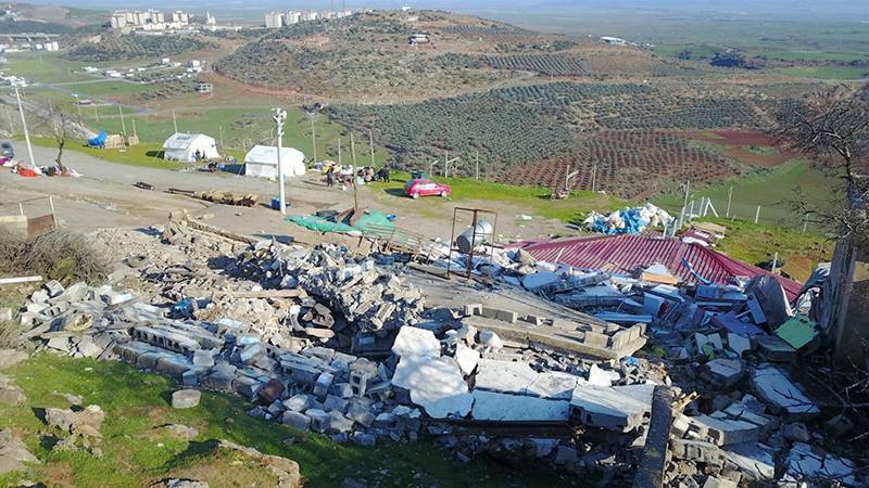 Depremde, dağdan kopan kayalar evlerin üzerine düştü; 2 kişi yaşamını yitirdi, 5 yaralı