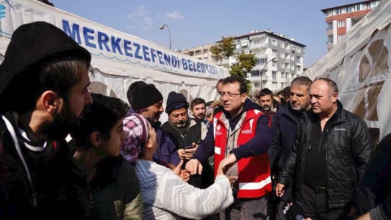 İmamoğlu'nun Hatay'da dinlediği depremzede: Kaç gün oldu, daha AFAD gelmedi; ölülerimiz içeride kokuyor, bizi kaderimize terk ettiler!