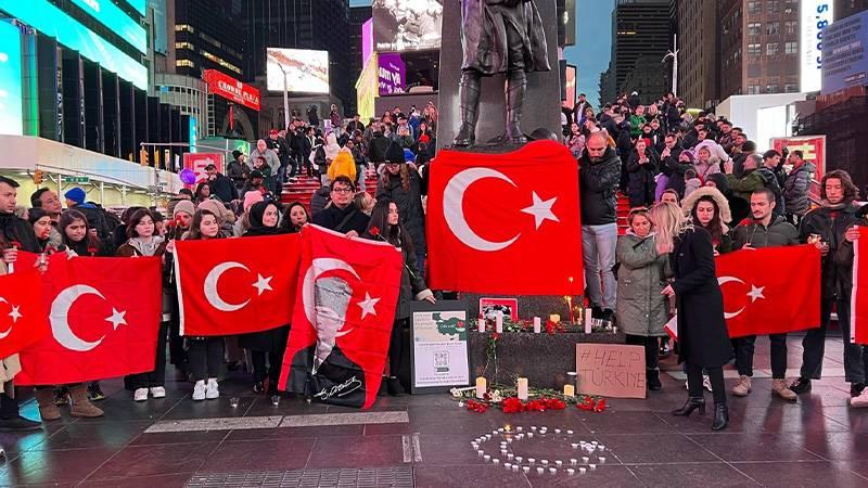 New Yorklu Türkler depremzedeler için Times Meydanı’nda buluştu ve İstiklal Marşı’nı söyledi