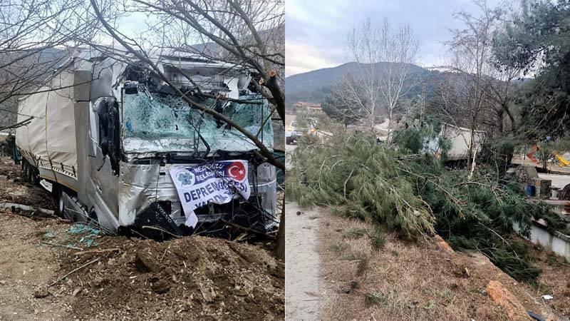 Deprem bölgesine yardım götüren TIR ağaçlara çarptı: 1 yaralı