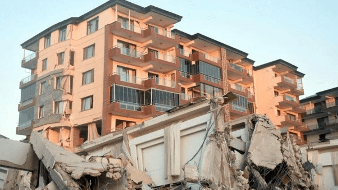 Hatay'da yıkılan sitenin müteahhiti ev satarken, "Deprem olursa dışarı çıkmayın, dayanıklı" demiş