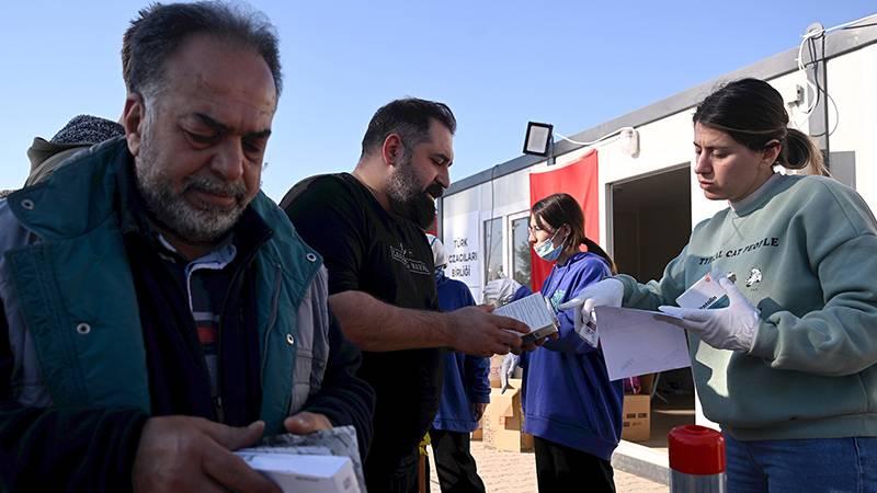 Depremzede eczacılar, afet bölgesinde konteyner eczane kurdu: "Acımızı daha sonra milletçe telafi edeceğiz, şu an hayatta kalanların sağlığını korumakla yükümlüyüz"