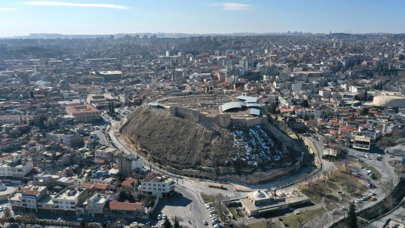 Depremde tarihî Gaziantep Kalesi de hasar gördü