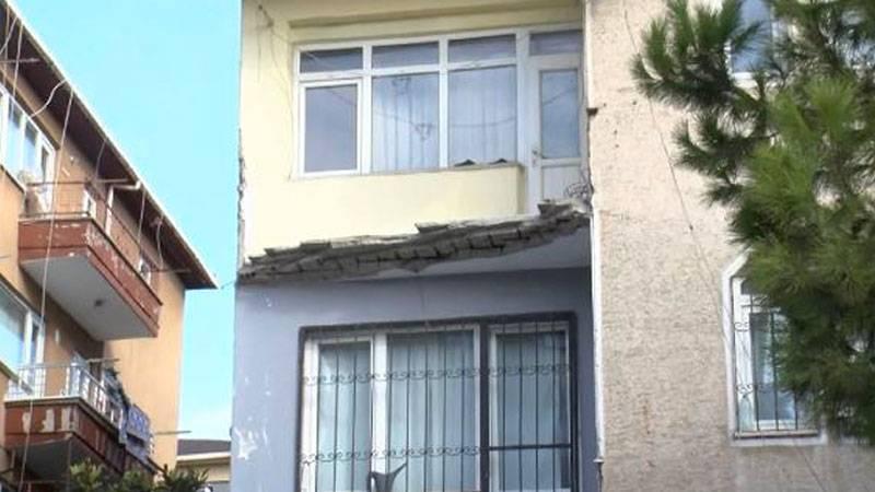 Küçükçekmece'de balkon çöktü, deprem paniği yaşandı